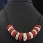 Collier perles céramique rouge et blanc moucheté création personnelle