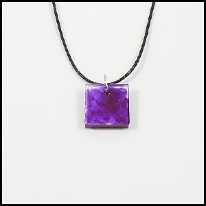 collier-resine-carre-violet-004a