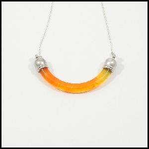 collier-resine-demi-cercle-orange-024a