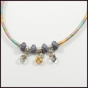 collier-cordon-creu-multicolore-perles-grises-206