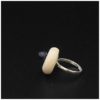 Bague-ceramique-blanc-avec-perle-noire-a-036