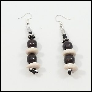 boucle-oreilles-ceramique-pendante-perles-marron-blanches-025