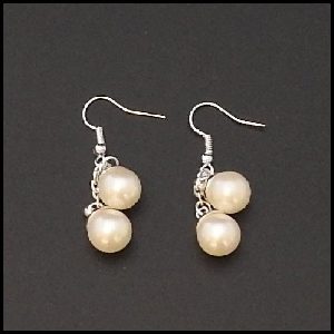 boucle-oreilles-chaine-2-perles-blanches