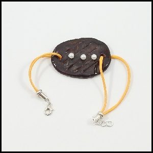 bracelet-cordon-jaune-ceramique-ovale-marron-perles-blanches-036