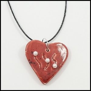 collier-cordon-ceramique-coeur-rouge-perles-blanches-039