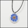 collier-cordon-ceramique-peinture-rond-fleur-bleue-018a