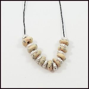 collier-nylon-ceramique-beige-perles-brillantes-004c