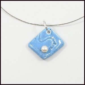 collier-rigide-ceramique-carre-bleu-perle-blanche-017