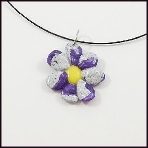 collier-rigide-polymere-fleur-violet-jaune-blanc-017a