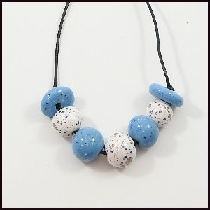 collier-satin-ceramique-perles-bleues-blanches-030