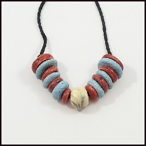 collier-satin-ceramique-rondelles-bleu-rouge-021