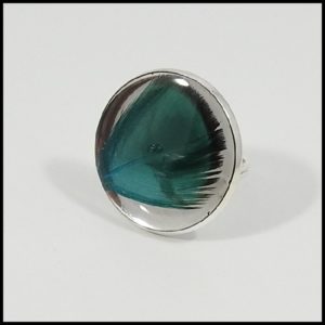 bague-cabochon-gros-rond-resine-plume-turquoise-097
