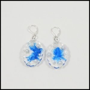 boucle-oreilles-resine-ovale-colorant-bleu-perles-blanches-063